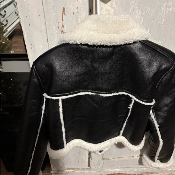 Fashion Nova Black and Cream Teddy Jacket. A little staining around collar area - Picture 4 of 7